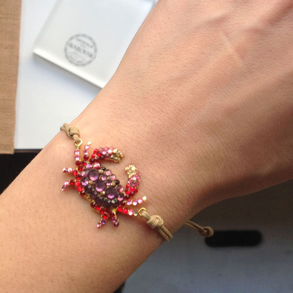 Ekaterini Freundschaftsarmband, Starfish, Baby Crab, pinke Swarovski Kristalle an brauner Kordel und goldenen Akzenten, style